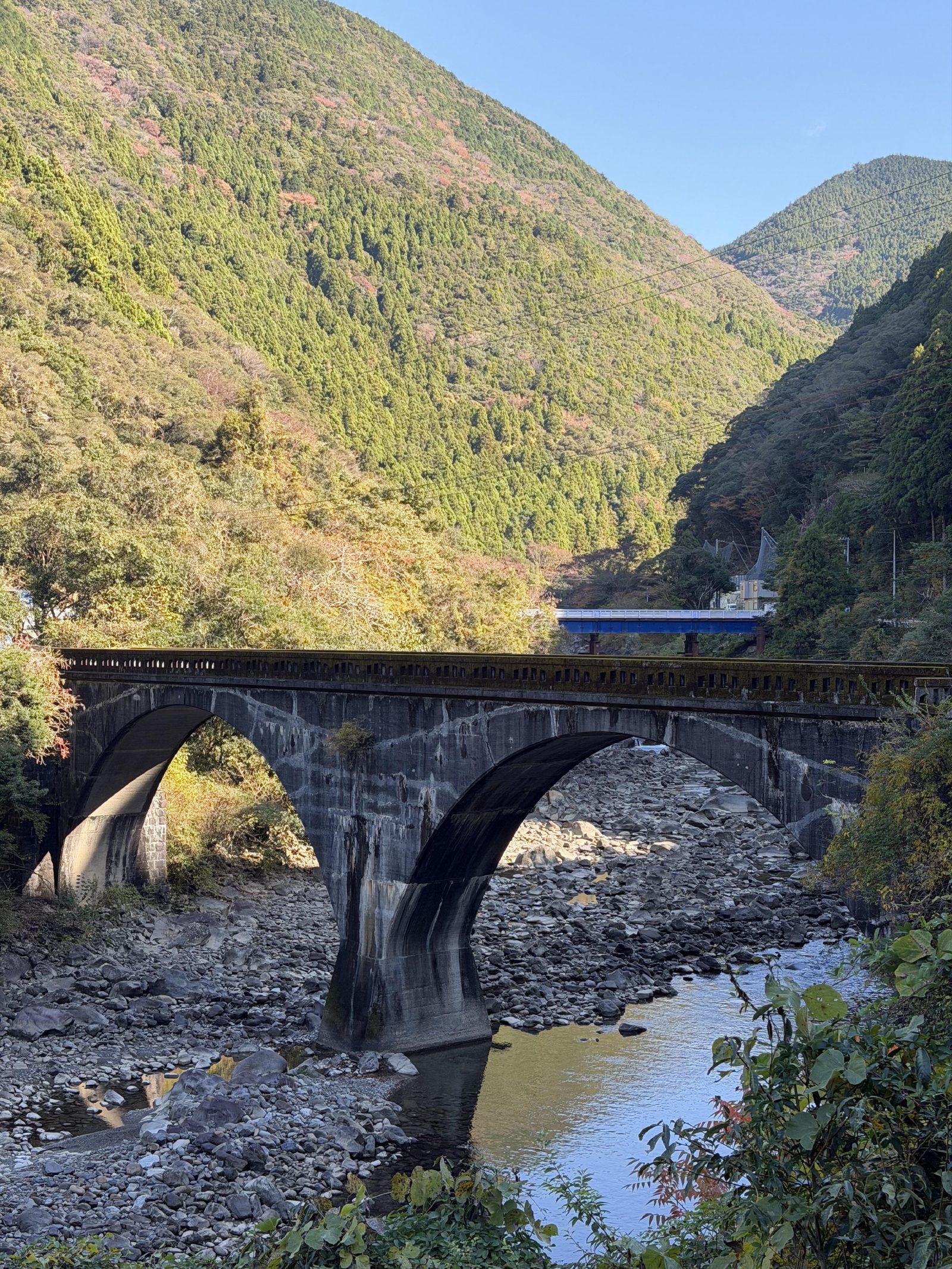 The dam and its spillway