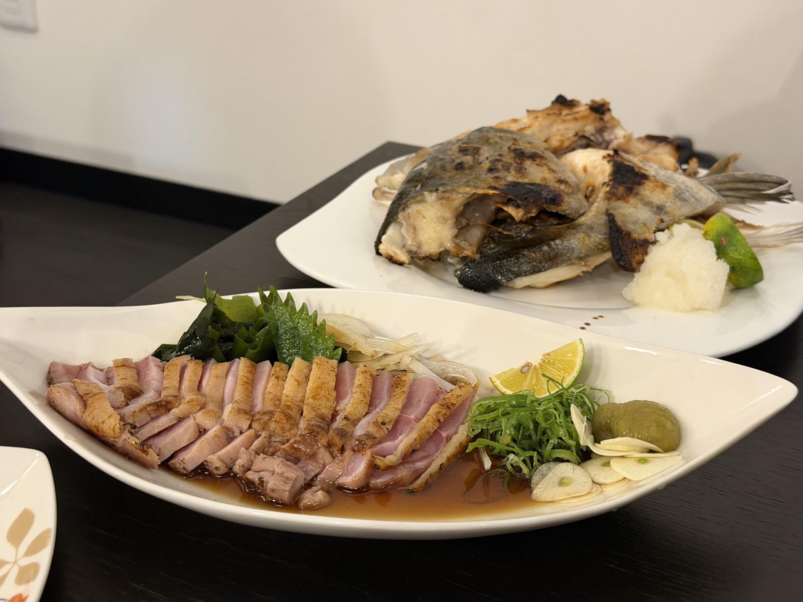 Seared bonito and grilled fish head