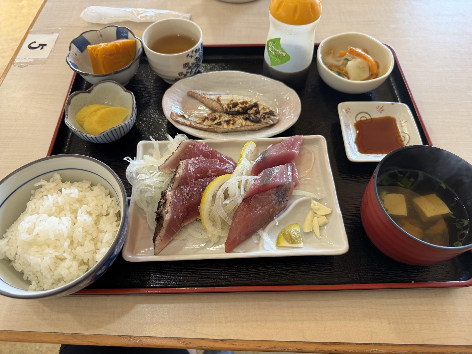 Half-seared, half-raw bonito with sashimi